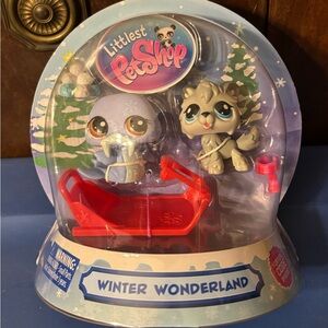 Littlest Pet Shop Winter Wonderland Snow Globe- Red and Gray New